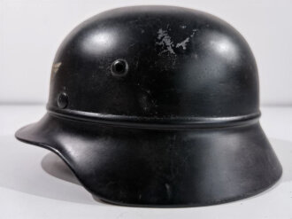 Stahlhelm Luftschutz, aussen überlackiertes Stück, das originale Abzeichen entnazifiziert