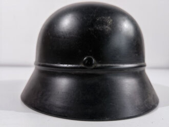 Stahlhelm Luftschutz, aussen überlackiertes Stück, das originale Abzeichen entnazifiziert