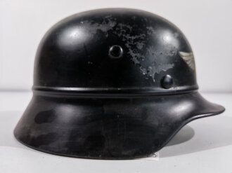 Stahlhelm Luftschutz, aussen überlackiertes Stück, das originale Abzeichen entnazifiziert