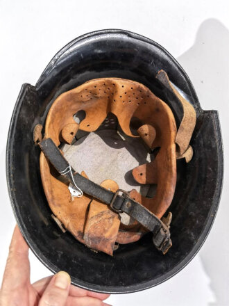 Stahlhelm Feuerwehr III.Reich, überlackiertes Stück