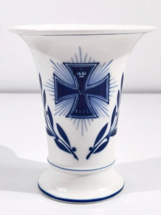 Porzellanmanufaktur Meissen, Vase mit Eisernem Kreuz 1.Klasse 1914. Höhe 16,5cm, unbeschädigtes Stück