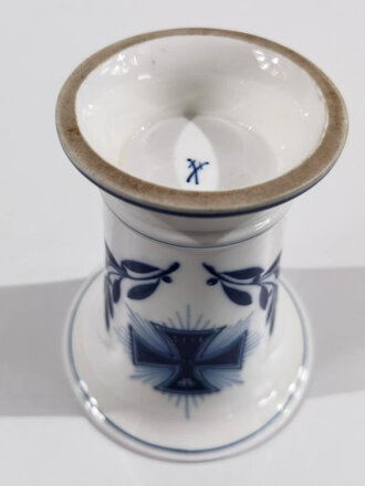 Porzellanmanufaktur Meissen, Vase mit Eisernem Kreuz 1.Klasse 1914. Höhe 16,5cm, unbeschädigtes Stück