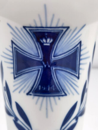 Porzellanmanufaktur Meissen, Vase mit Eisernem Kreuz...