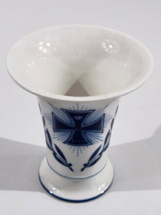 Porzellanmanufaktur Meissen, Vase mit Eisernem Kreuz 1.Klasse 1914. Höhe 16,5cm, unbeschädigtes Stück