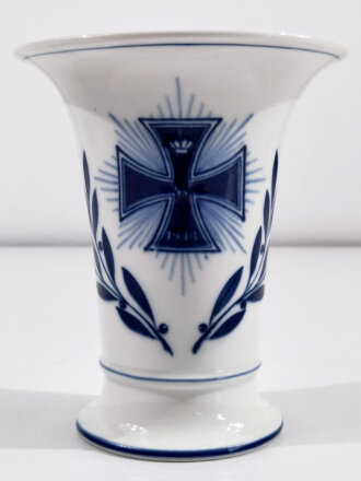 Porzellanmanufaktur Meissen, Vase mit Eisernem Kreuz 1.Klasse 1914. Höhe 16,5cm, unbeschädigtes Stück