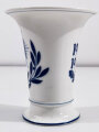 Porzellanmanufaktur Meissen, Vase mit Eisernem Kreuz 1.Klasse 1914. Höhe 16,5cm, unbeschädigtes Stück