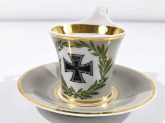 Königliche Porzellan-Manufaktur Berlin, Tasse mit zugehöriger Untertasse, Eisernes Kreuz 1.Klasse 1914. Ungeschädigt