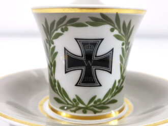 Königliche Porzellan-Manufaktur Berlin, Tasse mit zugehöriger Untertasse, Eisernes Kreuz 1.Klasse 1914. Ungeschädigt