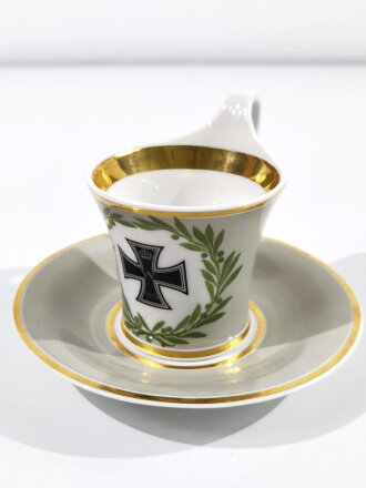 Königliche Porzellan-Manufaktur Berlin, Tasse mit zugehöriger Untertasse, Eisernes Kreuz 1.Klasse 1914. Ungeschädigt