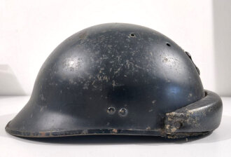 Frankreich, Stahlhelm für Panzertruppen Modell 1935. Blauer Originallack, getragenes Stück in gutem Zustand