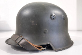 Stahlhelm vermutlich für technische Nothilfe....