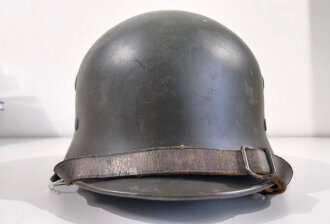 Stahlhelm vermutlich für technische Nothilfe....