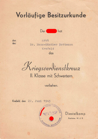 Vorläufige Besitzurkunde und Verleihungsurkunde zum Kriegsverdienstkreuz 2. Klasse mit Schwertern für einen Arzt,