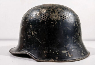 Stahlhelm Luftschutz. war ursprünglich ein grün lackierter OT ? Hel, wurde dann aber schwarz lackiert und mit Luftschutz Emblem versehen