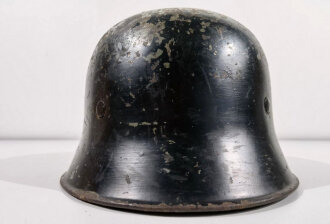 Stahlhelm Luftschutz. war ursprünglich ein grün lackierter OT ? Hel, wurde dann aber schwarz lackiert und mit Luftschutz Emblem versehen