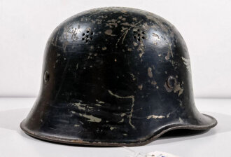 Stahlhelm Luftschutz. war ursprünglich ein grün lackierter OT ? Hel, wurde dann aber schwarz lackiert und mit Luftschutz Emblem versehen