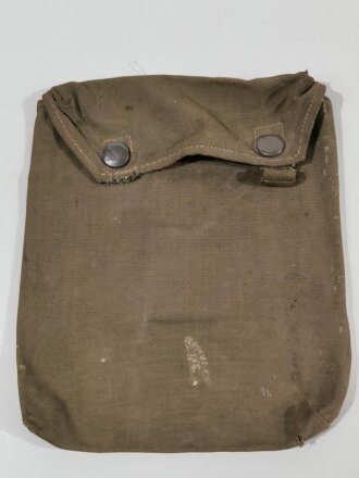 Tasche für die Gasplane der Wehrmacht, stark getragen, mit Koppelschlaufe modifiziert