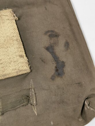 Tasche für die Gasplane der Wehrmacht, stark getragen, mit Koppelschlaufe modifiziert