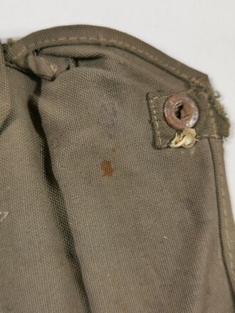 Tasche für die Gasplane der Wehrmacht, stark getragen, mit Koppelschlaufe modifiziert