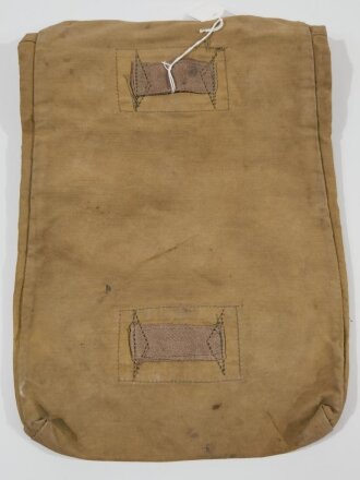 Tasche für die Gasplane der Wehrmacht, getragenes Stück, sandfarbene gummierte Ausführung