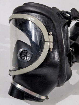 Dräger Werke, moderne Gasmaske mit Filter in...