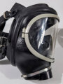 Dräger Werke, moderne Gasmaske mit Filter in Kuststoffbehälter. NUR FÜR DEKORATIONSZWECKE