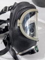 Dräger Werke, moderne Gasmaske mit Filter in Kuststoffbehälter. NUR FÜR DEKORATIONSZWECKE