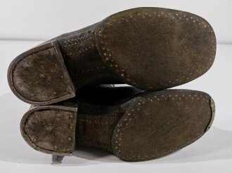 Kaiserreich, Paar "brandenburgische Stiefel mit hochgezogenen Schäften" für Kürassiere. Der Machart entsprechend wohl aus der Zeit um 1910. Ungereinigtes Paar aus weichem Leder. Sohlenlänge 29cm