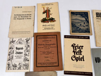 Konvolut Hefte und Broschüren, meist aus der Zeit des III.Reich. Nicht auf Vollständigkeit oder Zustand geprüft