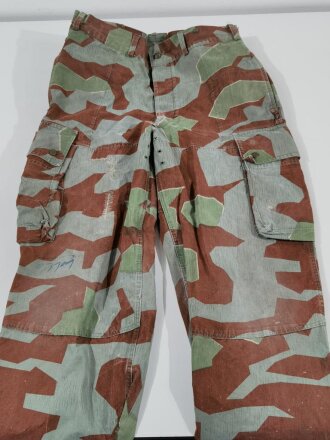 Bundeswehr Tarnhose 1.Modell ( 1956 ) Getragenes Stück mit diversen Flickstellen, Bundweite: 86 cm