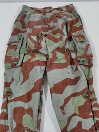 Bundeswehr Tarnhose 1.Modell ( 1956 ) Getragenes Stück mit diversen Flickstellen, Bundweite: 86 cm