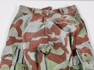 Bundeswehr Tarnhose 1.Modell ( 1956 ) Getragenes Stück mit diversen Flickstellen, Bundweite: 86 cm