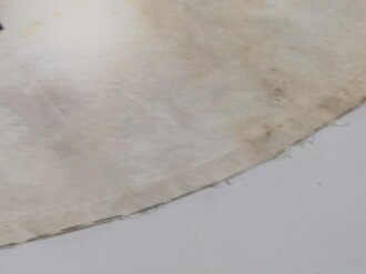 Mittelteil einer Hakenkreuzfahne, schwarz auf weiß gedruckt. Duchmesser etwa 75cm. Angeschmutz, Gebrauchsspuren