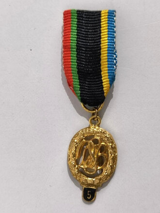 Miniatur, Bundesrepublik Deutschland, Deutsches Sportabzeichen in Gold mit Wiederholungszahl " 5 " und Bandabschnitt mit Nadel, Größe 17 mm