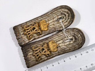 Preußen, Paar Schulterstücke für einen Leutnant im Füsilier-Regiment „Königin“ (Schleswig-Holsteinisches) Nr. 86, getragenes Paar in gutem Zustand