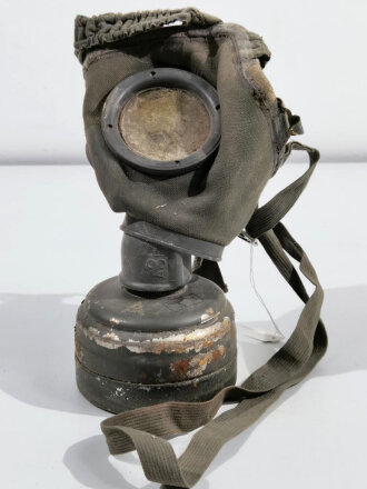 Gasmaske mit Filter Wehrmacht, dieser datiert 1943. Ungereinigtes Set