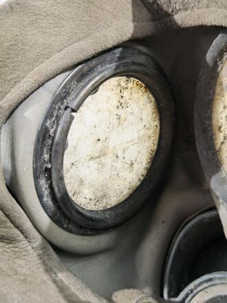 Gasmaske mit Filter Wehrmacht, dieser datiert 1943. Ungereinigtes Set