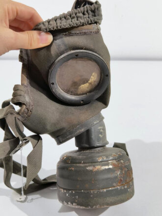 Gasmaske mit Filter Wehrmacht, dieser datiert 1943....
