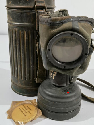 Gasmaske im Behälter Modell 1930 der Wehrmacht....