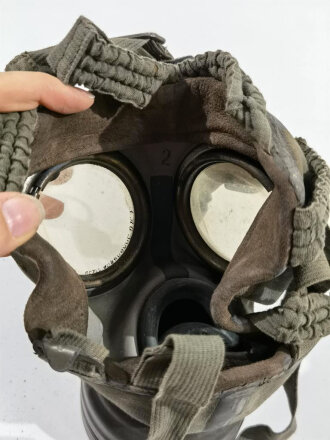 Gasmaske im Behälter Modell 1930 der Wehrmacht. Zusammengehöriges Set eines Angehörigen im Artillerie Regiment 53. Ungereinigt