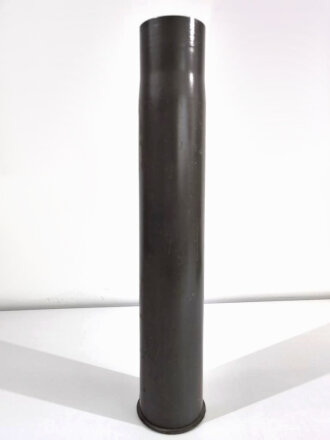 Kartusche für 8,8cm Flak 18 der Wehrmacht aus Eisen. Neuzeitlich grau lackiert, Höhe 57cm