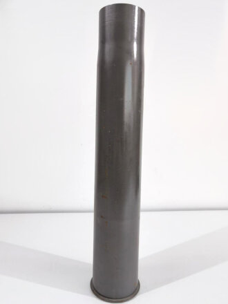 Kartusche für 8,8cm Flak 18 der Wehrmacht aus Eisen. Neuzeitlich grau lackiert, Höhe 57cm