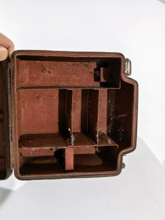 Transportkasten für Zündmittel S-Mine 35 aus Metall. Reste des Originallack, mit den selten erhaltenen Unterteilungen