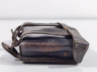 Patronentasche zum K98 Wehrmacht ( für 6 Ladestreifen). Schwarzes Leder , datiert 1942. Leder zum Teil trocken