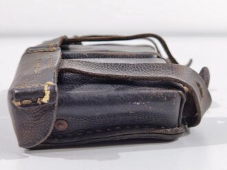 Patronentasche zum K98 Wehrmacht ( für 6 Ladestreifen). Schwarzes Leder , datiert 1942. Leder zum Teil trocken