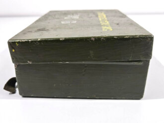 Kasten Beleuchtungsgerät für Strichplatte für Optik MG34/42, norwegisch überlackiert. Inliegend ein Foto von einem Inhaltsverzeichnis