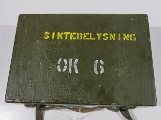 Kasten Beleuchtungsgerät für Strichplatte für Optik MG34/42, norwegisch überlackiert. Inliegend ein Foto von einem Inhaltsverzeichnis