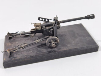 Modell einer 3,7 cm Panzerabwehr Kanone der Wehrmacht. Metall auf Holzsockel, dieser hat die Maße 15 x 30cm