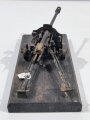 Modell einer 3,7 cm Panzerabwehr Kanone der Wehrmacht. Metall auf Holzsockel, dieser hat die Maße 15 x 30cm