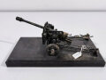 Modell einer 3,7 cm Panzerabwehr Kanone der Wehrmacht. Metall auf Holzsockel, dieser hat die Maße 15 x 30cm